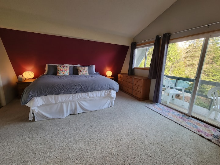 Predná spálňa má manželskú posteľ King a terasu na sledovanie rieky pri rannej káve.