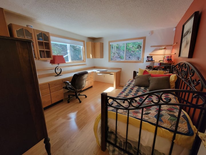 Štúdia na prízemí je nádherným vyhradeným pracovným priestorom. Alebo môžete dobre spať na tejto samostatnej posteli, ktorá má pod ňou aj ďalšiu samostatnú posteľ. 