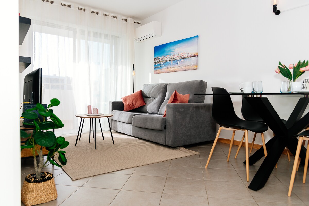 Fleti imewekewa samani nzuri na sebule ina kiyoyozi. Kutoka kwenye sofa nzuri unaweza kufurahia mwanga wa asili. 