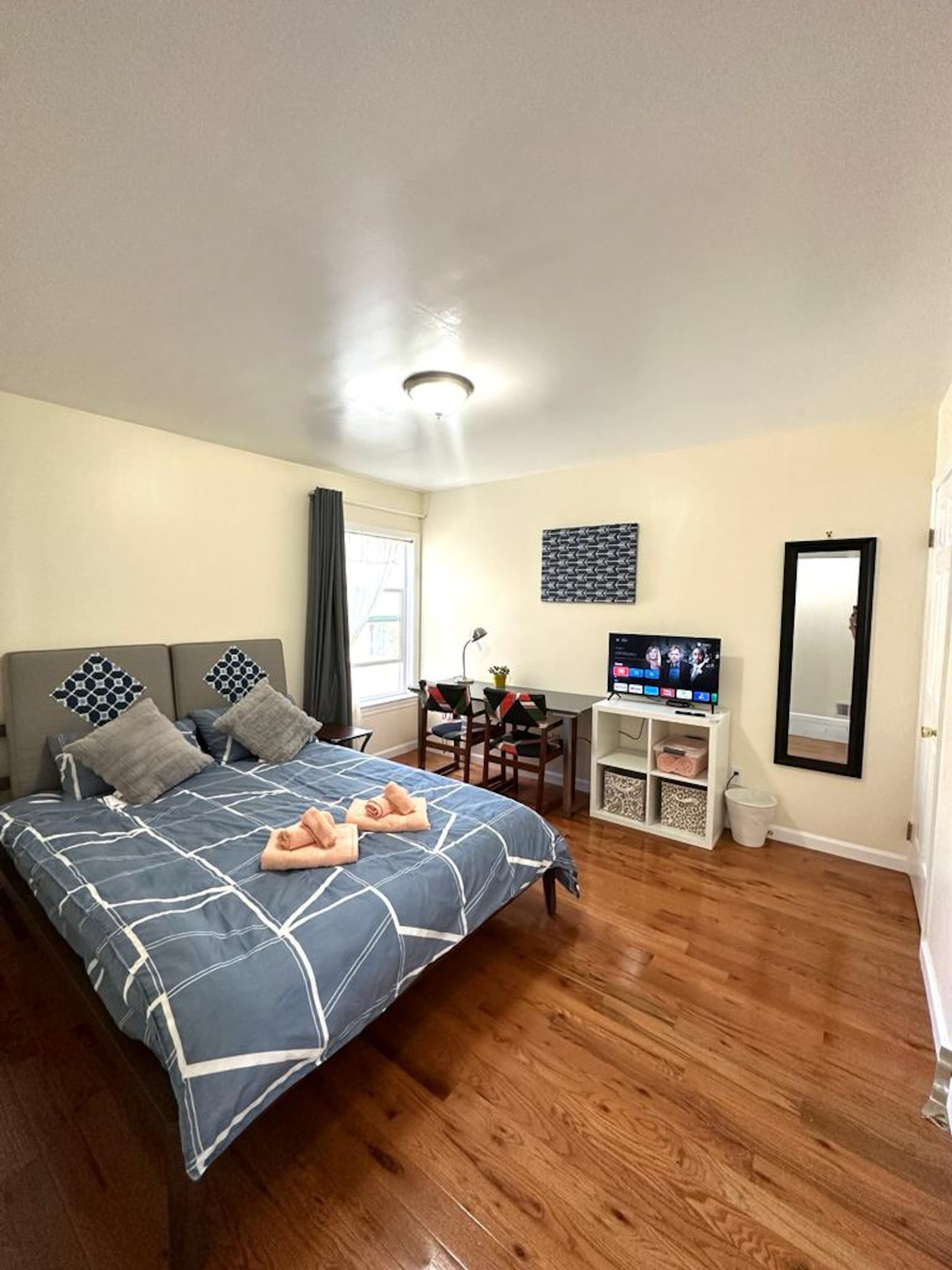 Home in San Francisco · ★4.8 · 3 bedrooms · 4 beds · 1.5 baths - Image 12