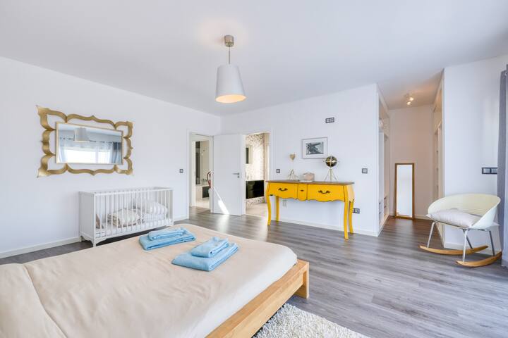 Ocean’s 8, the best sunset gallery image 3