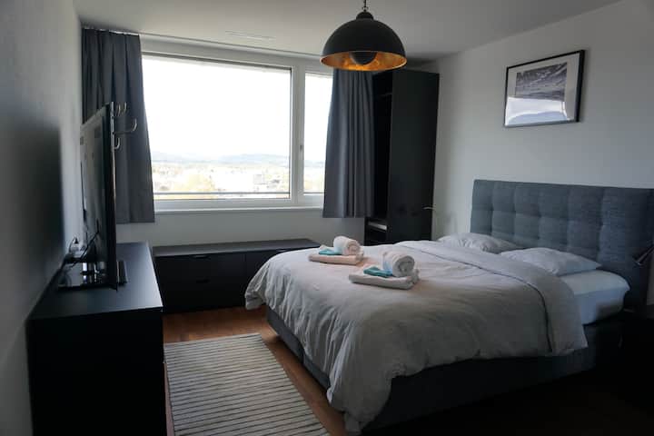 Quarto 2. Com acesso direto ao banheiro, trocador de crianças e TV.