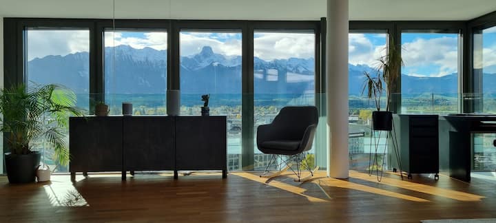 12º andar com escritório, sofá e projetor com parede de coleira.