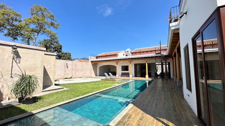 Casa Calvario Con Piscina Climatizada - Guatemala