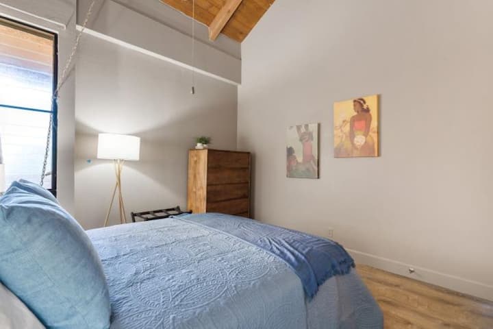 主卧房宽敞，配有大梳妆台和衣柜