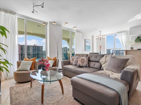 Stunning penthouse 3BD by the ocean