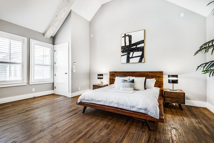 Ძალიან ფართო მთავარი საძინებლიდან შესანიშნავი ხედი იშლება უკანა ეზოს აუზზე! 