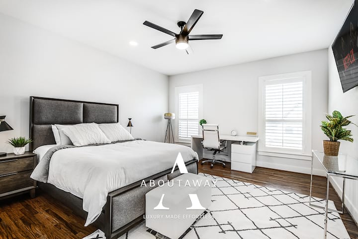 Დედოფლის ზემოთ საძინებელი სამუშაო მაგიდით WFH ‑ ისთვის