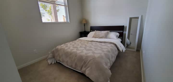 Dhoma e parë e gjumit me krevat dopio "Queen"