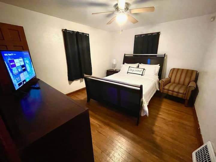 Оникс спална соба Еден
брачен кревет со дополнителни ќебиња, четири перници, стандарден гардеробер со огледало и едно ноќно шкафче со порта за полнење на светилката. Еден стандарден големина на плакар со закачалки. Паметен телевизор Roku, дополнително осветлување со тавански вентилатор. 