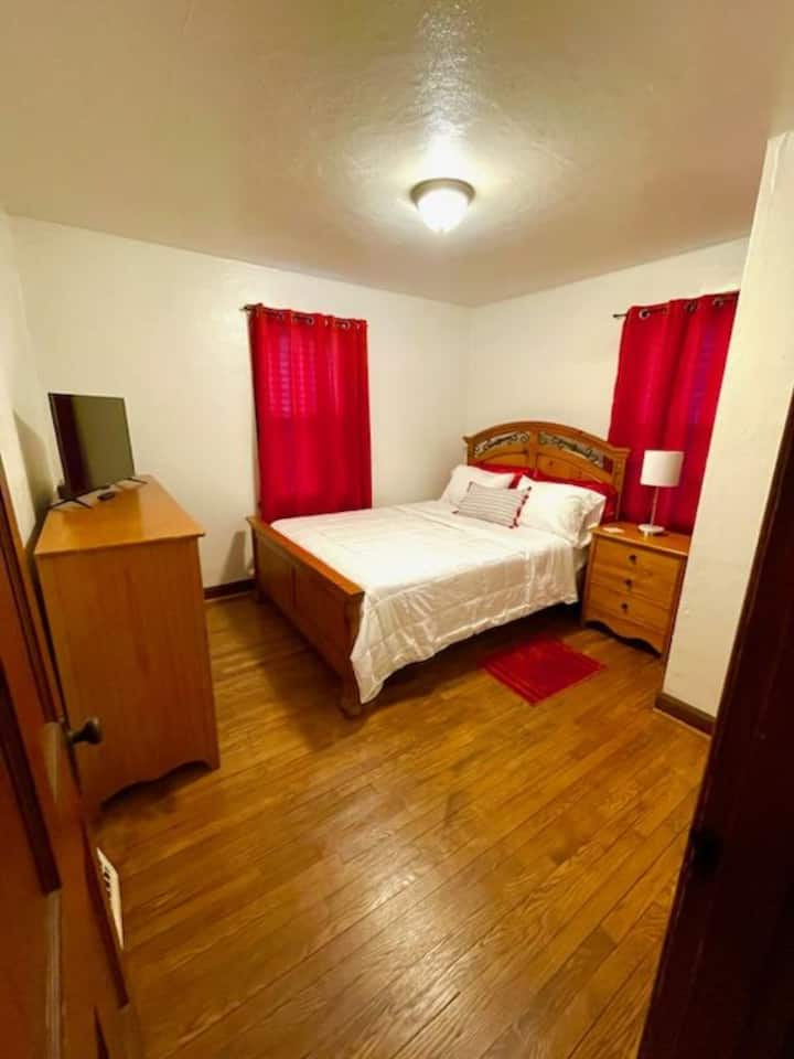 Пурпурна спална соба,
еден брачен кревет со дополнителни ќебиња, четири перници и стандарден гардеробер. Една ноќна масичка со ламба за полнење. Еден стандарден голем плакар со закачалки, дополнително осветлување, паметен телевизор Roku. 