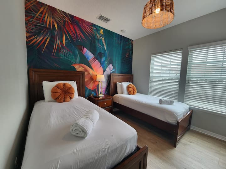 Chumba maridadi cha kulala chenye mandhari ya kitropiki