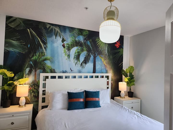 Chumba cha kulala cha malkia kilicho na michoro ya kitropiki