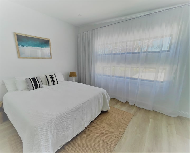 Dormitorio principal con cama de matrimonio XL