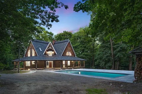 Private Chalet on 100 Acres w/ Pool Near Wasaga