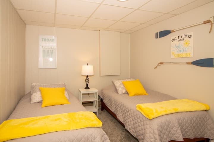 Соба на долниот кат со 2 двокреветни кревета, плакар и мал гардеробер