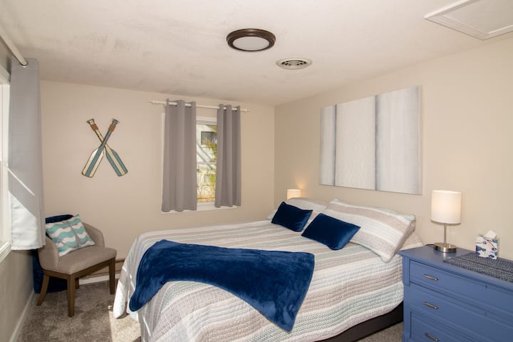 Главна спална соба со брачен кревет (широк 150