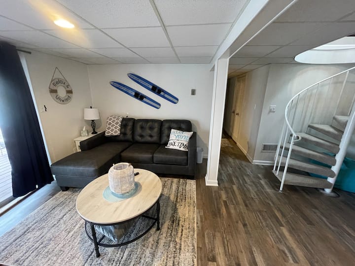 Долу со брачен кревет (широк 150-179 см) на извлекување