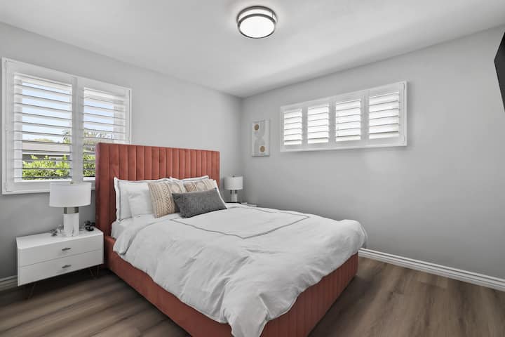 Sweet, pink queen-size bedroom #3 (Side view)