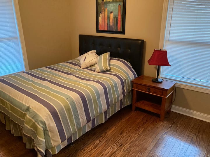 ห้องนอน #2 เตียงควีนไซส์ตู้เสื้อผ้าและตู้เสื้อผ้าขนาดใหญ่