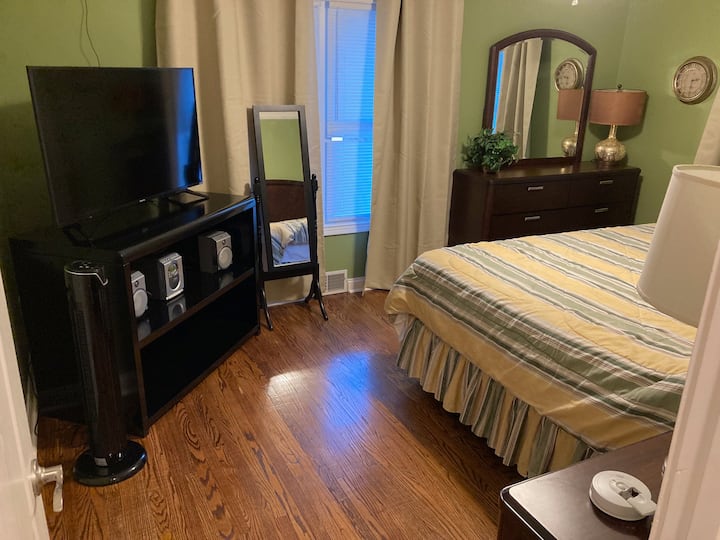 ห้องนอน #1 เตียงขนาดคิงไซส์ตู้เสื้อผ้าขนาดใหญ่ตู้เสื้อผ้ากระจกแต่งตัวและทีวีจอแบน