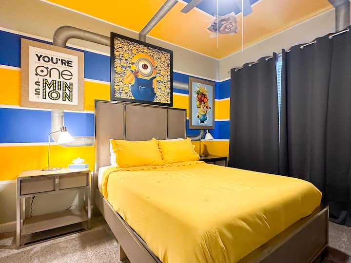 Пригответе се за безкрайни пакости в тази спалня, вдъхновена от миньоните! Яркосините и жълтите ивици вдъхват живот на всяка стена и тавански панел, а сребристите акценти на тръбите се извиват над тях. Уютно сиво легло с купчина щампи на миньони и телевизор на стената  