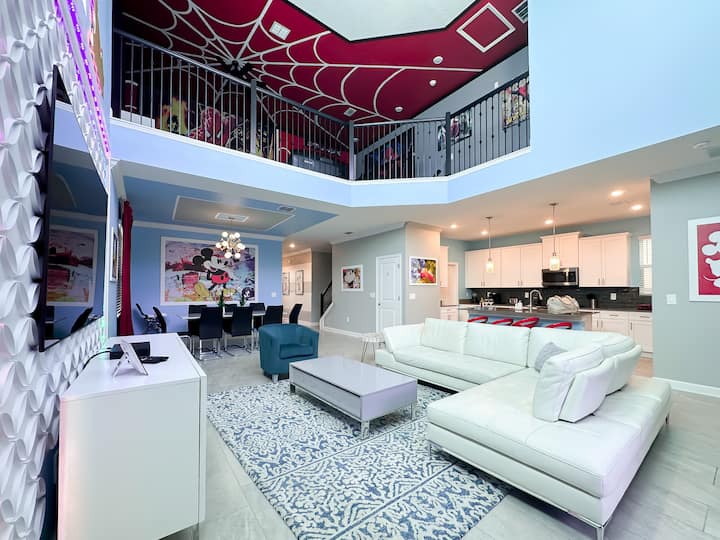 В тази отворена концептуална зона ще намерите кухня, всекидневна и трапезария. Кухнята ни е напълно оборудвана. Във всекидневната ще видите телевизор, разтегателен диван и вентилатор на тавана. Има и трапезария с маса и столове.       