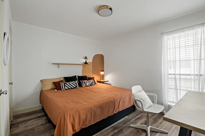 Насладете се на спокойствието в моето светилище. С двойно легло king size, спокойна гледка от прозореца и частен кабинет, това пространство насърчава почивката и творчеството. Всеки детайл - от плюшени възглавници до ергономичен стол, подхранва ума и тялото.