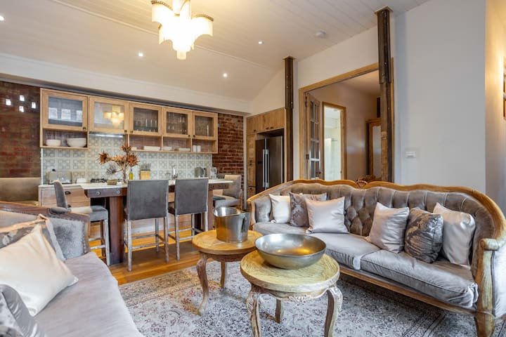 Centenary (4BR) Stables & Gallery