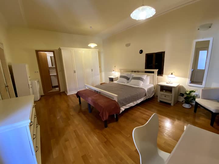 Დიდი ძირითადი საძინებელი მაღალი ჭერითა და უამრავი სათავსოთი