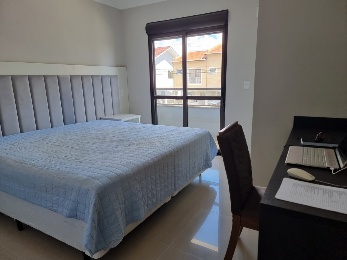 Აპარტამენტი სუპერ დიდი საწოლითა და აივნით