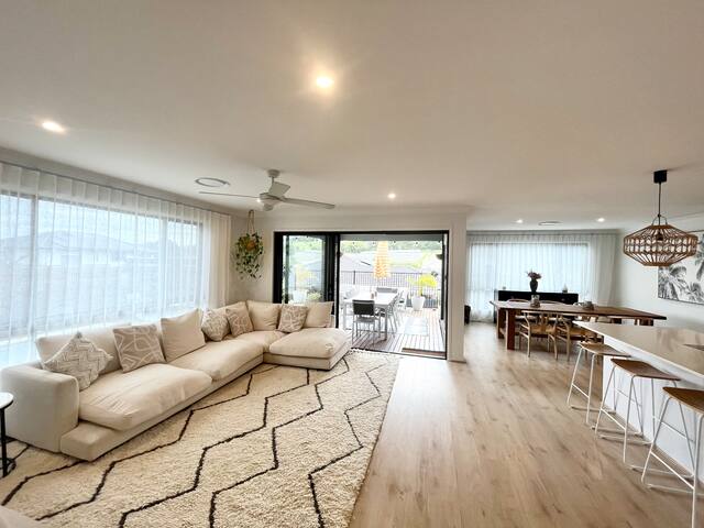 New Large Luxury House Heated Pool 3 mins to beach gallery image 5