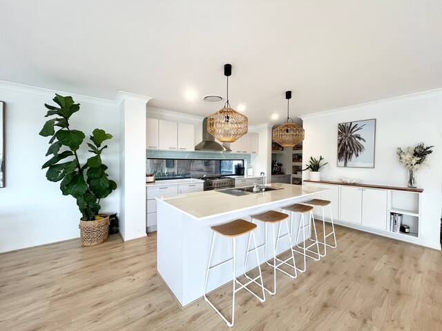 New Large Luxury House Heated Pool 3 mins to beach gallery image 4