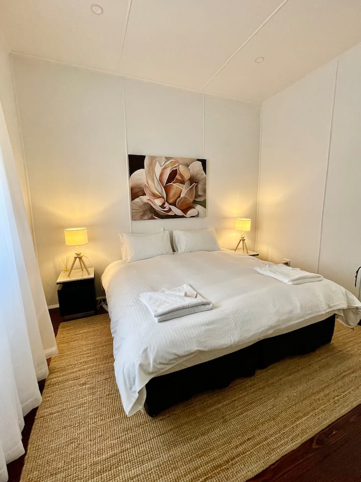 Საძინებელი 1- King bed. Ეს ოთახი ასევე შეიძლება იყოს დაკონფიგურირებული 2x king სინგლად 