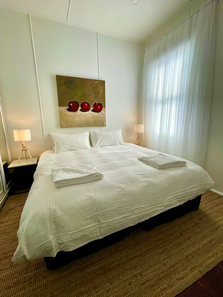 Საძინებელი 2- საწოლი King. Ეს ოთახი ასევე შეიძლება იყოს დაკონფიგურირებული 2x king სინგლად