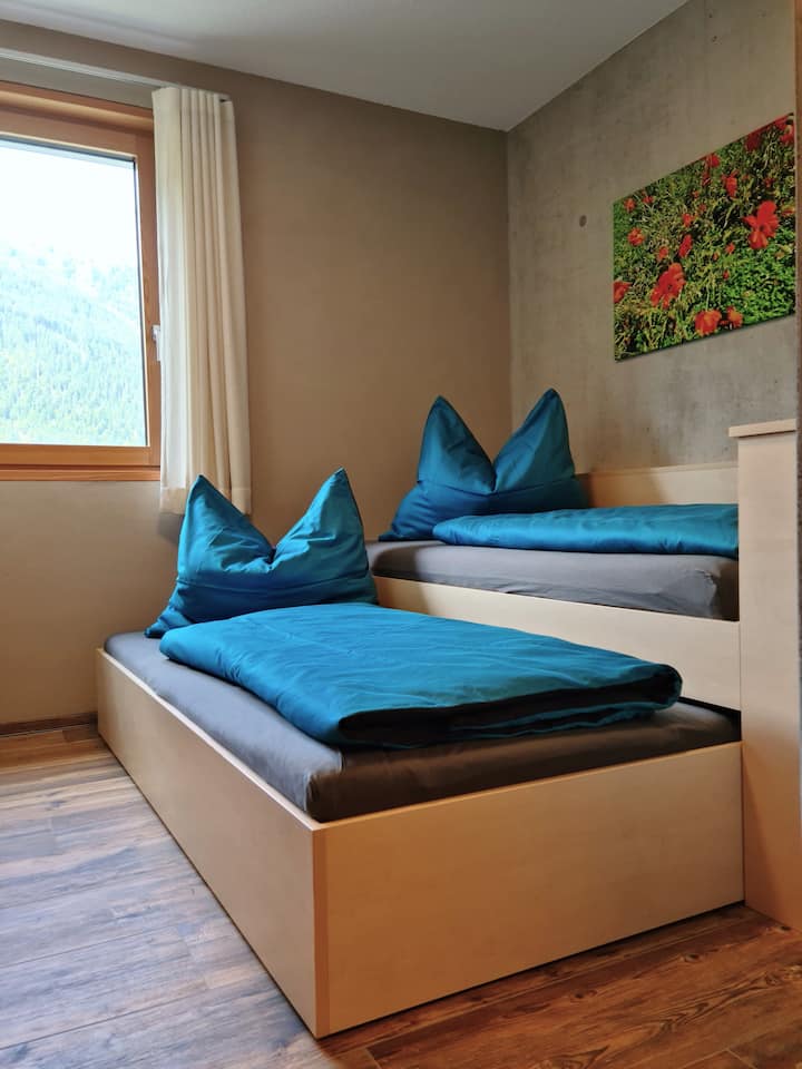 Chesa Bunita Dus Zimmer mit Stapelbett / Room with stacking bed