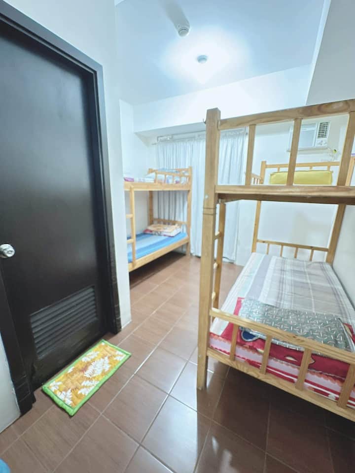 soveværelse med tilhørende badeværelse, udstyret med 2 køjesenge og aircondition