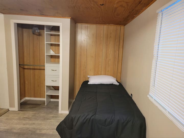 Спалня 3 0Едно единично легло с гардеробно чекмедже
