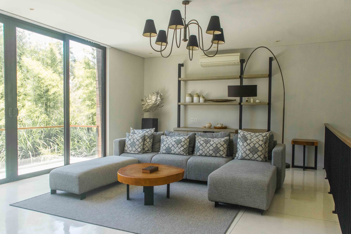 Villa in Nusa Dua · 4 bedrooms · 4 beds · 3 baths, συγκρίσιμο Airbnb