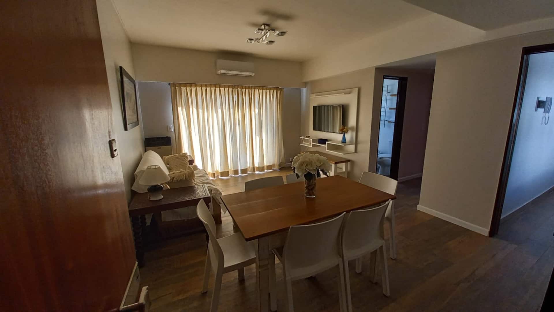 Apartamento de dois ambientes em meio andar com terraço varanda em Almagro