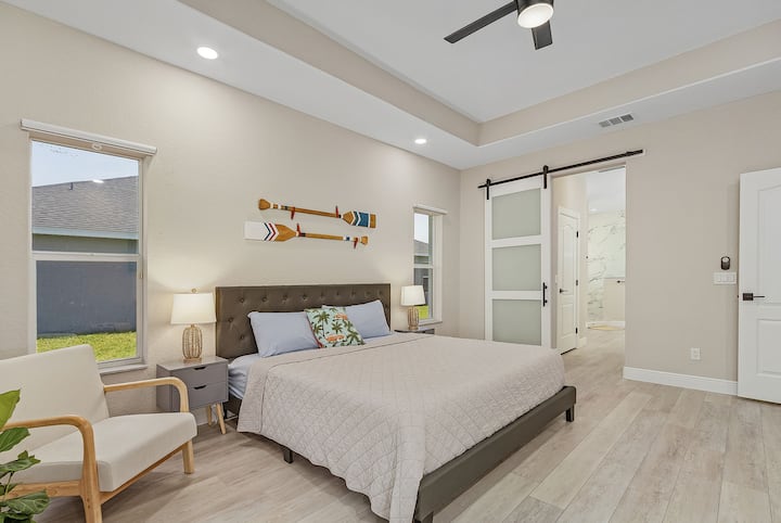 King‑bed master suite with luxurious linens and ensuite bath – your private sanctuary after sun‑soaked days.