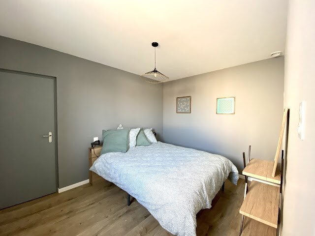 מיטה 160x200 מיטה. 
יש מצעים