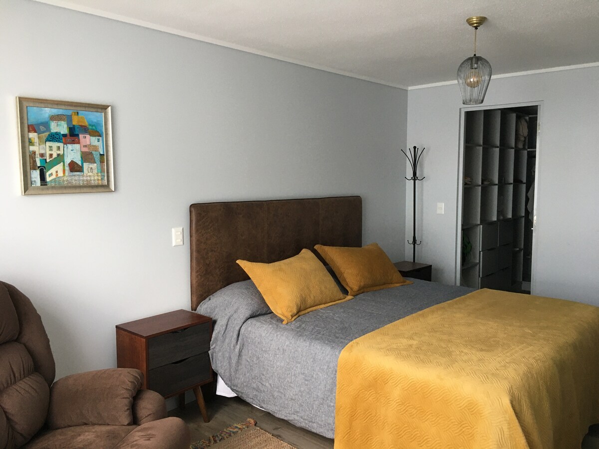 غرفة نوم رئيسية بسرير بمقاس كبير وملاءات قطنية عالية الجودة وحمام خاص وخزانة ملابس للمشي.