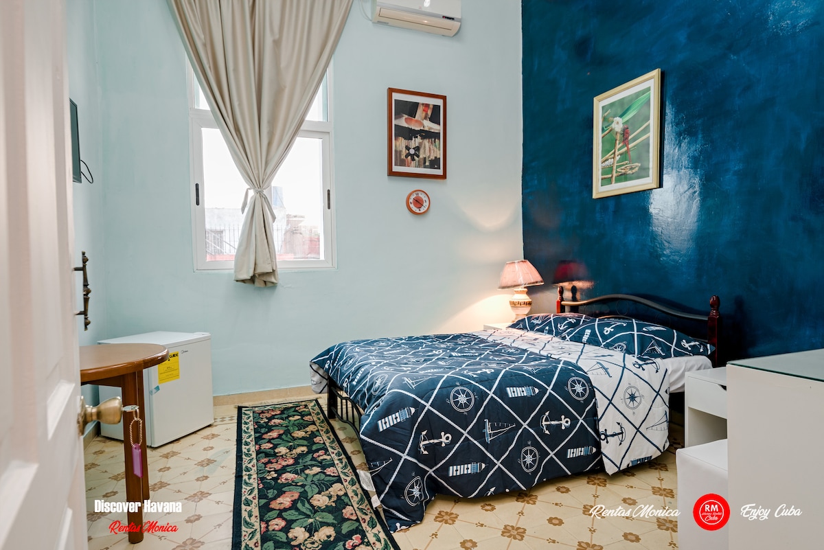 Dormitorio n.º6 con cama doble, aire acondicionado, baño privado,  TV, minibar, armario.
