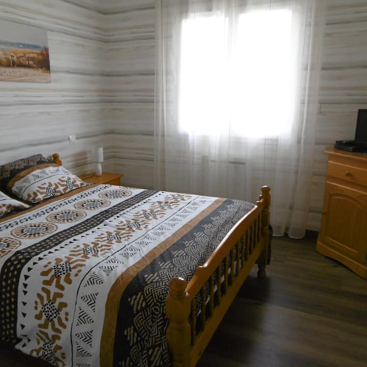 Кревет од 140 см со плакар и телевизор