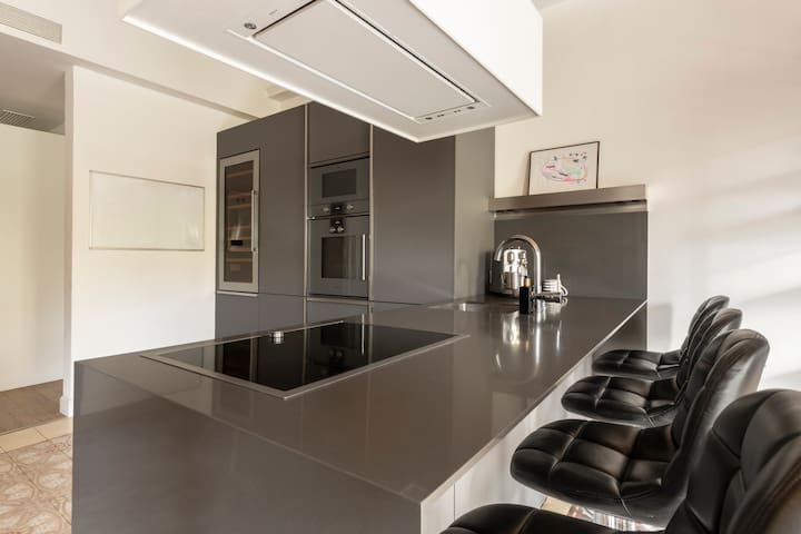 Luxury 3-bed/3-bath Paseig de Gracia (long stays) gallery image 4