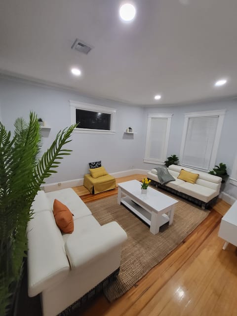 Successful Airbnb property: Spacious 4BR/4BA • Great for Groups & Long Stays in Roxbury