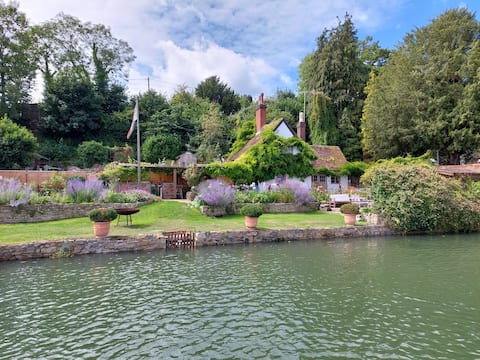 Top Airbnb: Waterfront. River Hamble. Private Pontoon. Hot Tub in Eastleigh