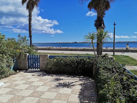 Annonce Airbnb populaire: Beachfront villa for 6 people à Gruissan