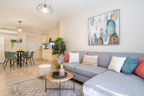 Chic & Stylish Central Spot! Quiet, Fully-Equipped